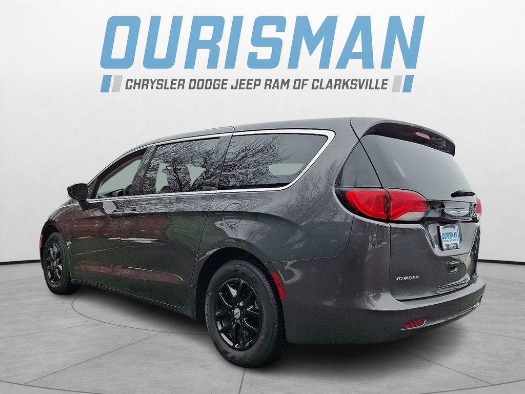 Used 2023 Chrysler Voyager LX image 4