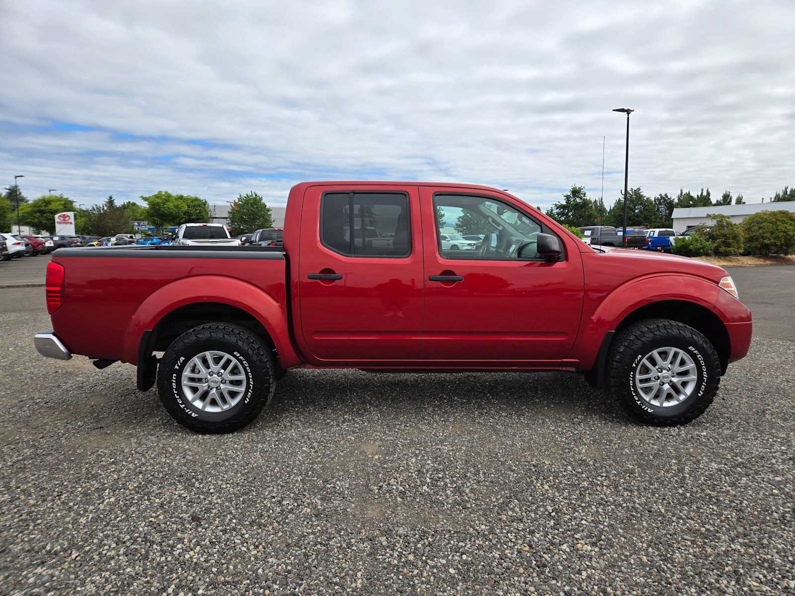 Used 2015 Nissan Frontier SV w/ SV Value Truck Package AWD/4WD image 2