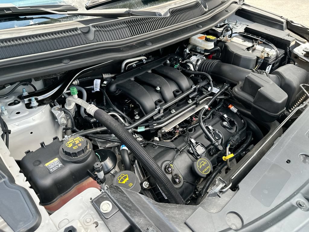 Used 2018 Ford Explorer XLT w/ Equipment Group 202A FWD image 26