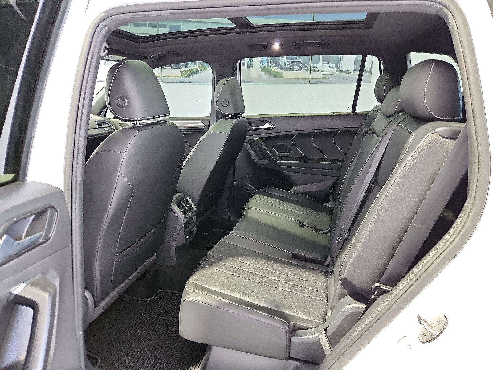 Certified 2023 Volkswagen Tiguan SE R-Line FWD image 8