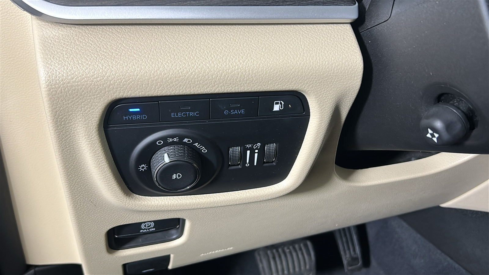 Used 2023 Jeep Grand Cherokee 4WD 4xe w/ Luxury Tech Group II image 24
