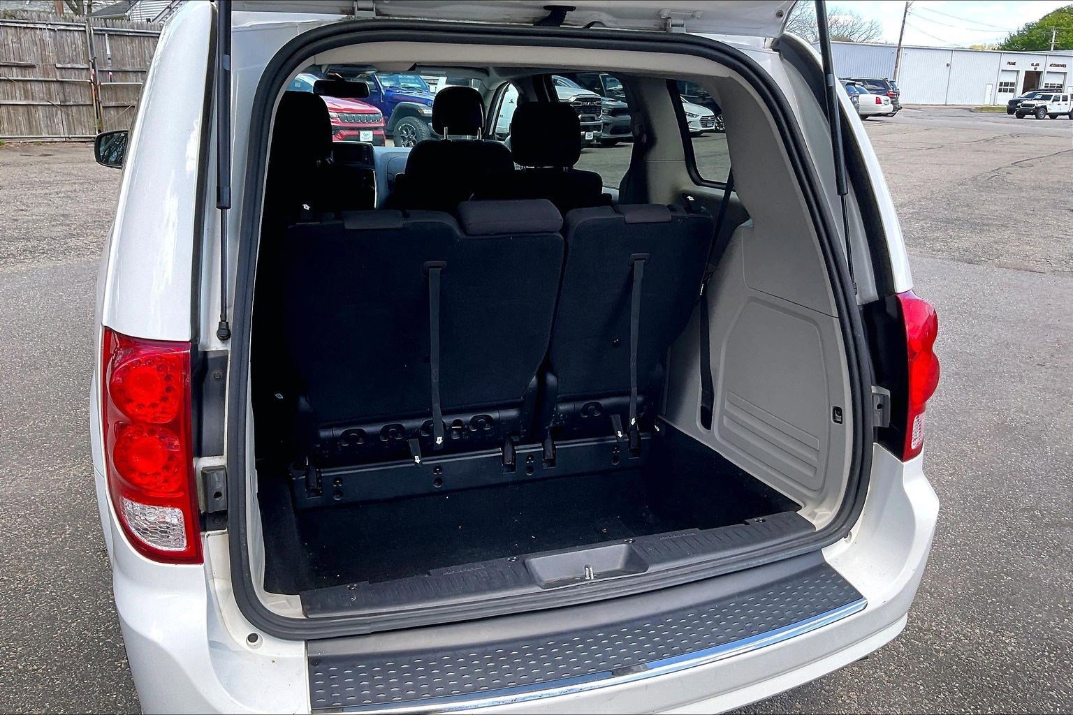 Used 2019 Dodge Grand Caravan SE FWD image 32