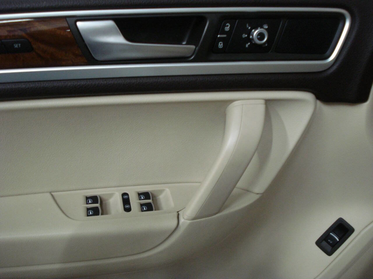 Used 2013 Volkswagen Touareg Sport image 21