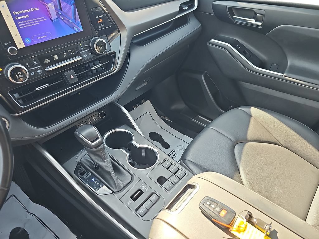 Used 2023 Toyota Highlander XLE AWD/4WD image 25