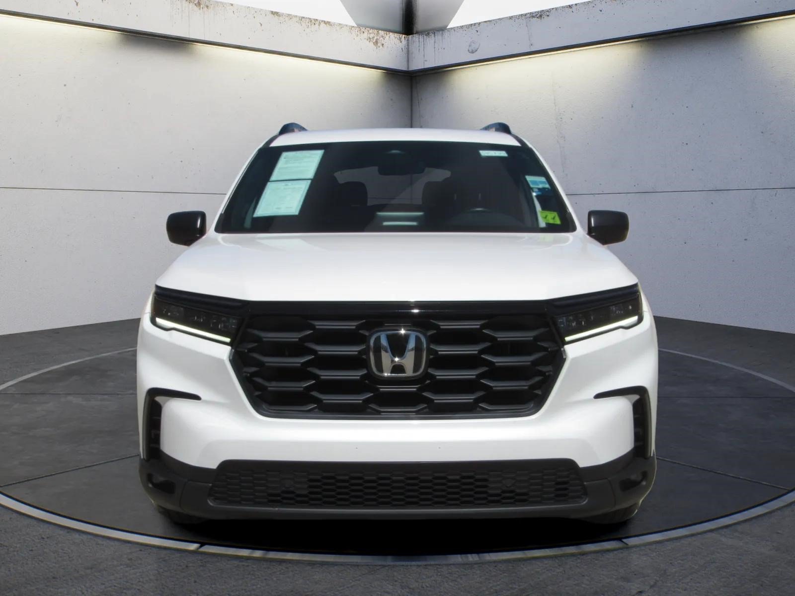 Certified 2025 Honda Pilot Sport image 3