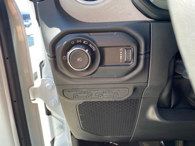 Used 2025 Jeep Wrangler Unlimited Sahara AWD/4WD image 12