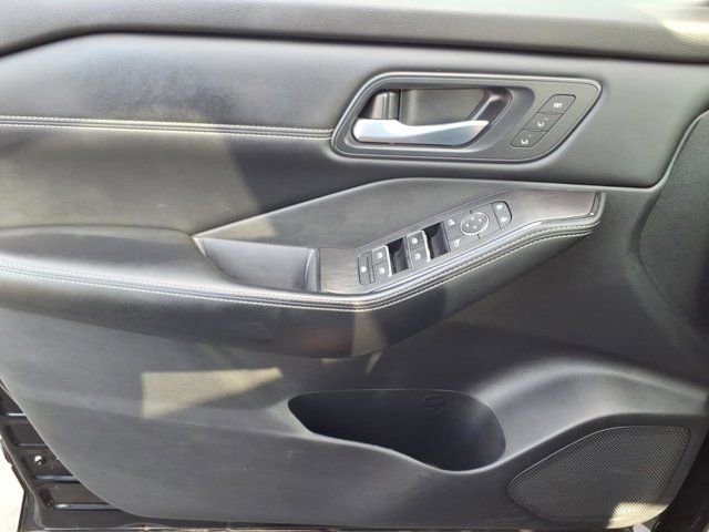 Used 2025 Nissan Rogue SL w/ Tech Package AWD/4WD image 23