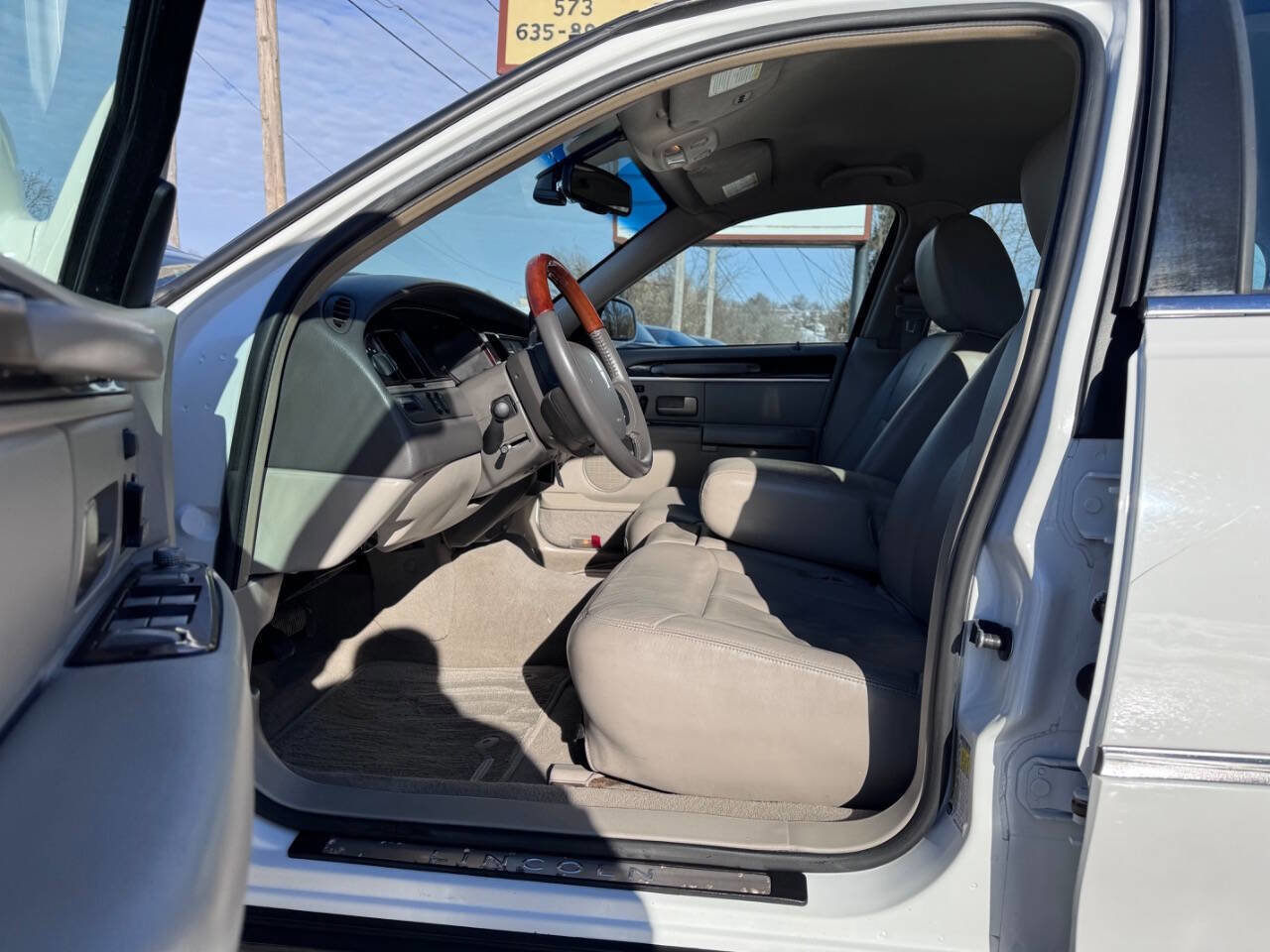 Used 2011 Lincoln Town Car Signature Limited image 11