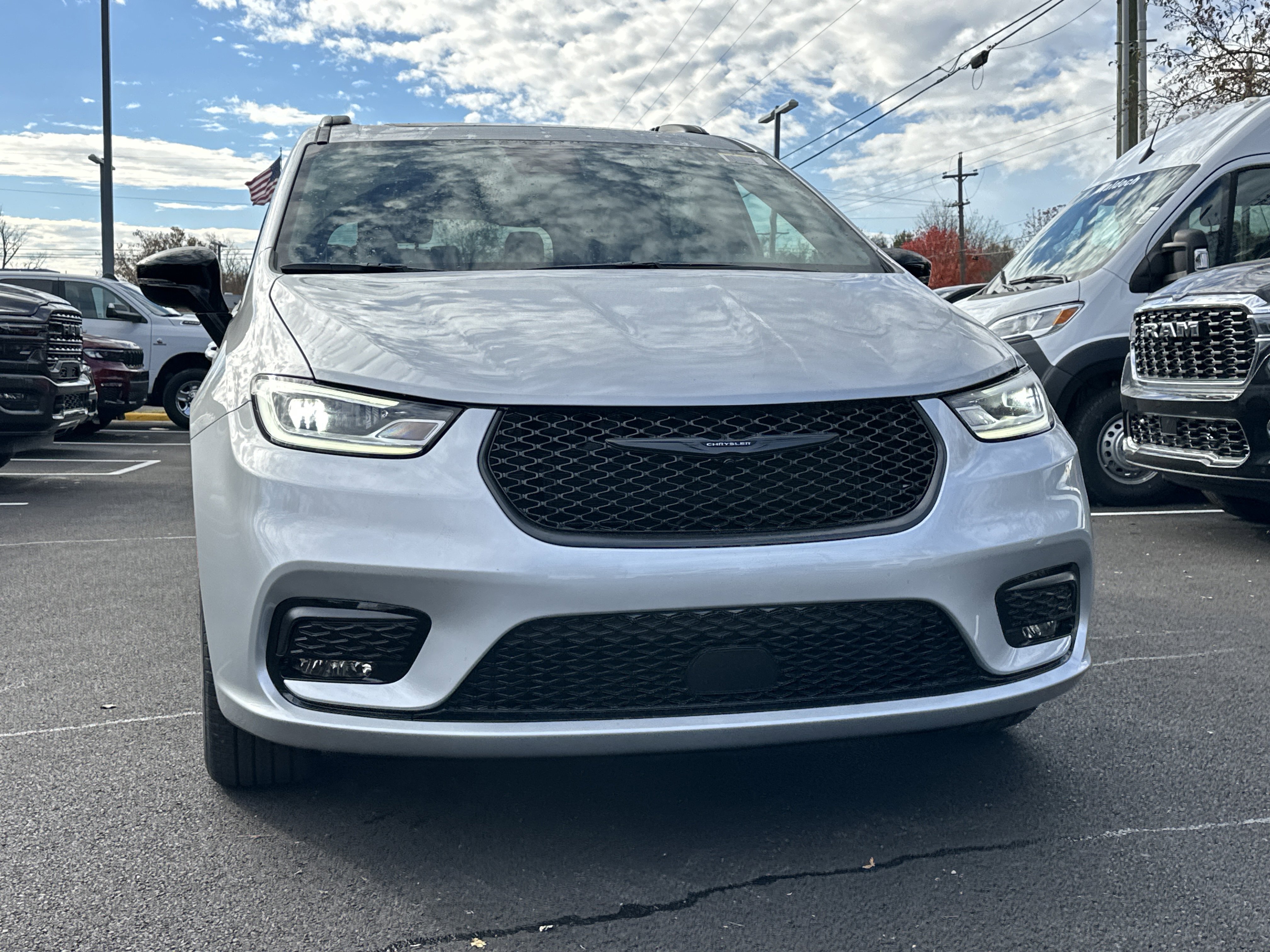 New 2026 Chrysler Pacifica Limited w/ Uconnect Theater Family Group image 22