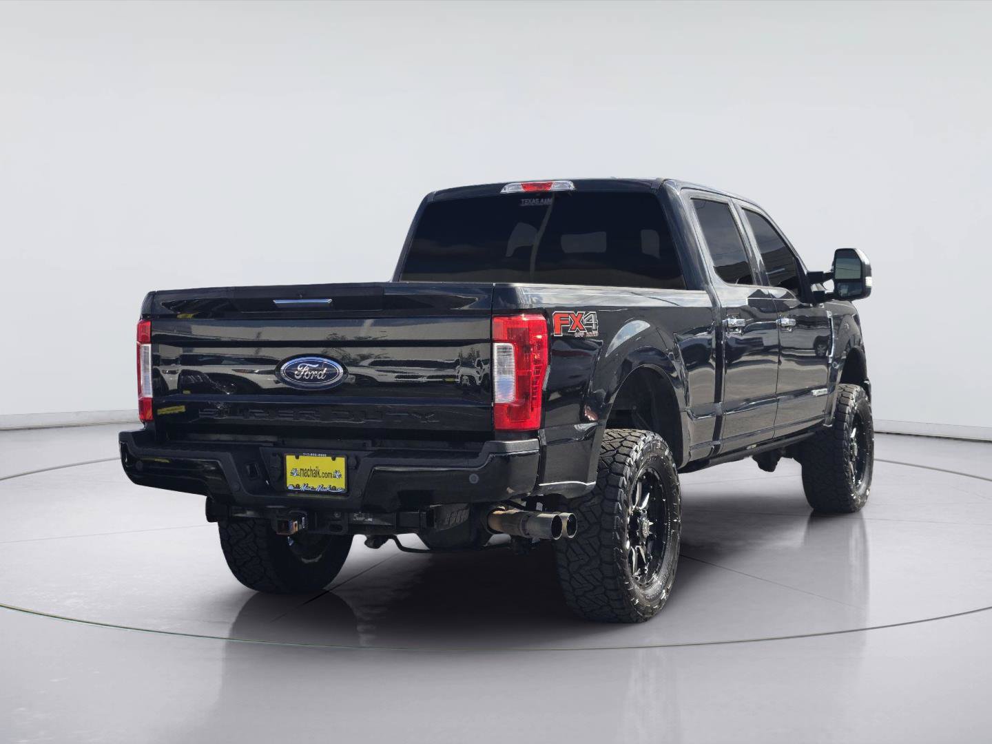Used 2017 Ford F250 XLT w/ XLT Premium Package AWD/4WD image 8