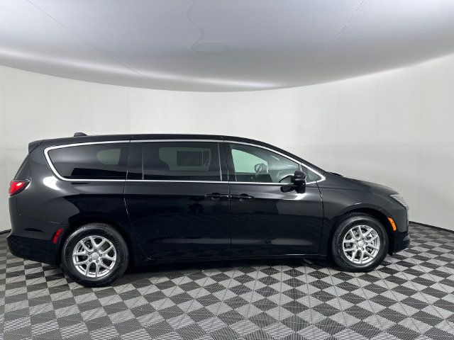 New 2027 Chrysler Pacifica Select FWD image 26