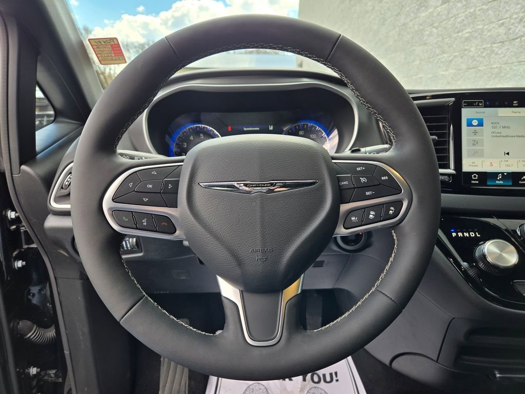 Used 2026 Chrysler Pacifica Select FWD image 17