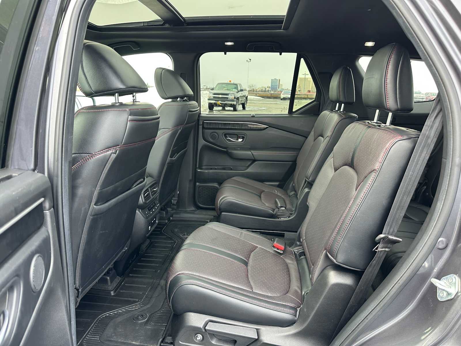 Used 2025 Honda Pilot Black Edition image 15