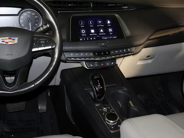 Used 2023 Cadillac XT4 Luxury w/ Cold Weather Package FWD image 16
