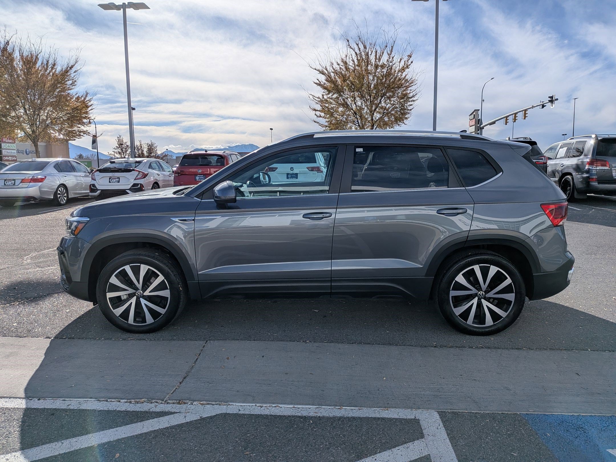 Certified 2023 Volkswagen Taos SE w/ Panoramic Sunroof Package image 10