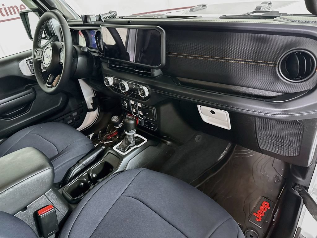 Used 2025 Jeep Gladiator Mojave w/ Technology Group AWD/4WD image 32