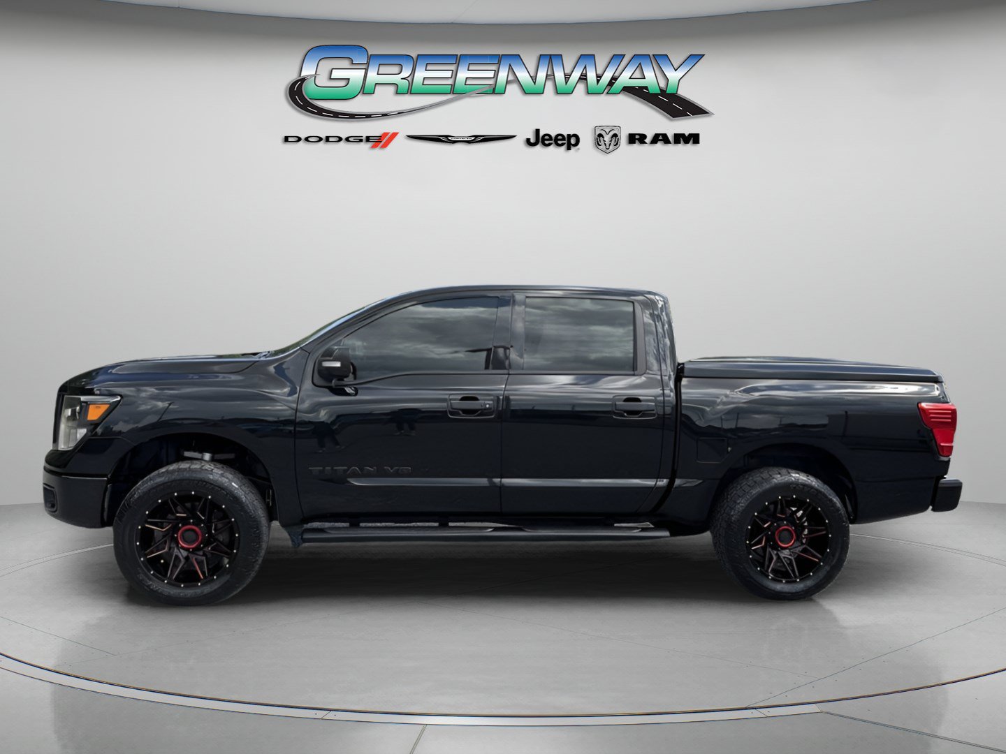 Used 2019 Nissan Titan SV w/ SV Convenience Package RWD image 2