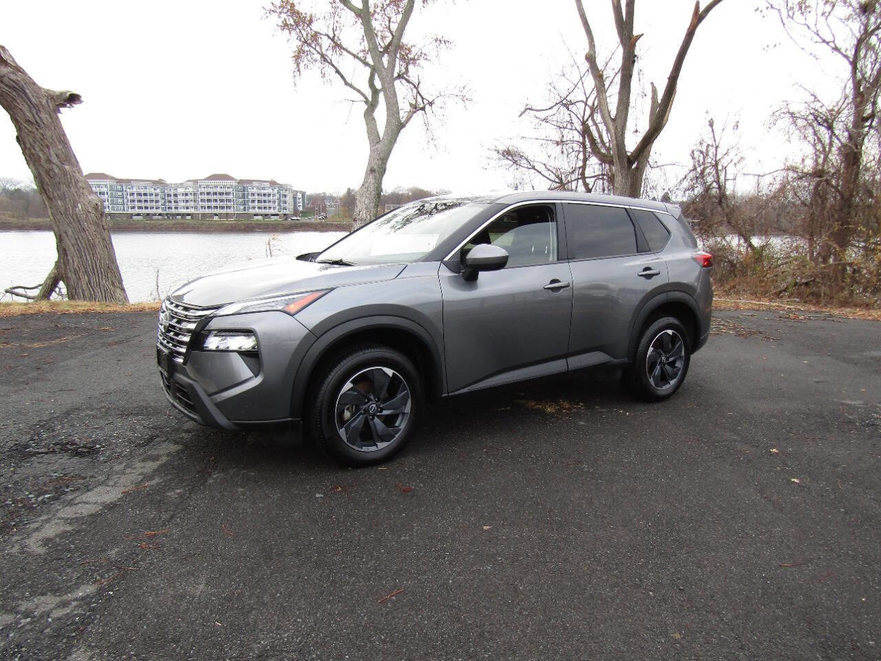 Used 2025 Nissan Rogue SV image 2
