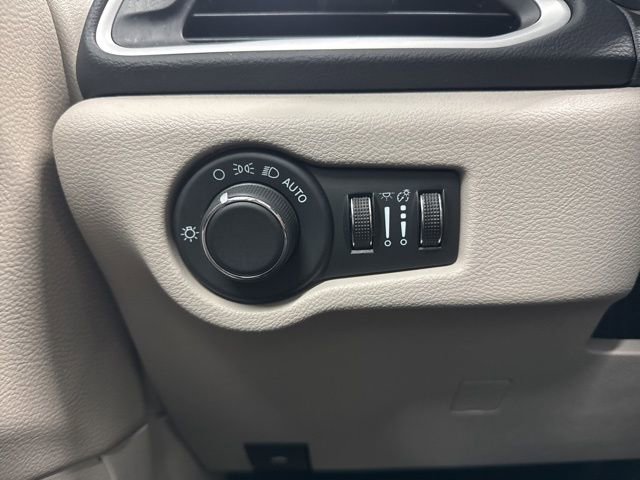 Used 2023 Chrysler Voyager LX image 40