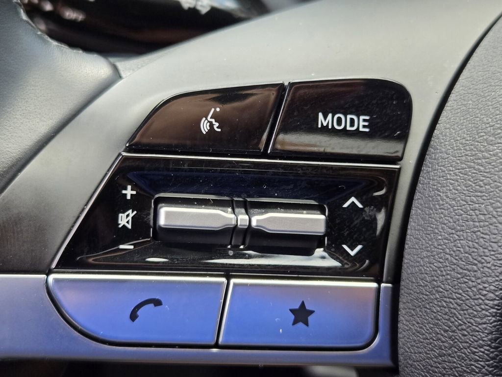 Certified 2025 Hyundai Elantra SEL FWD image 28