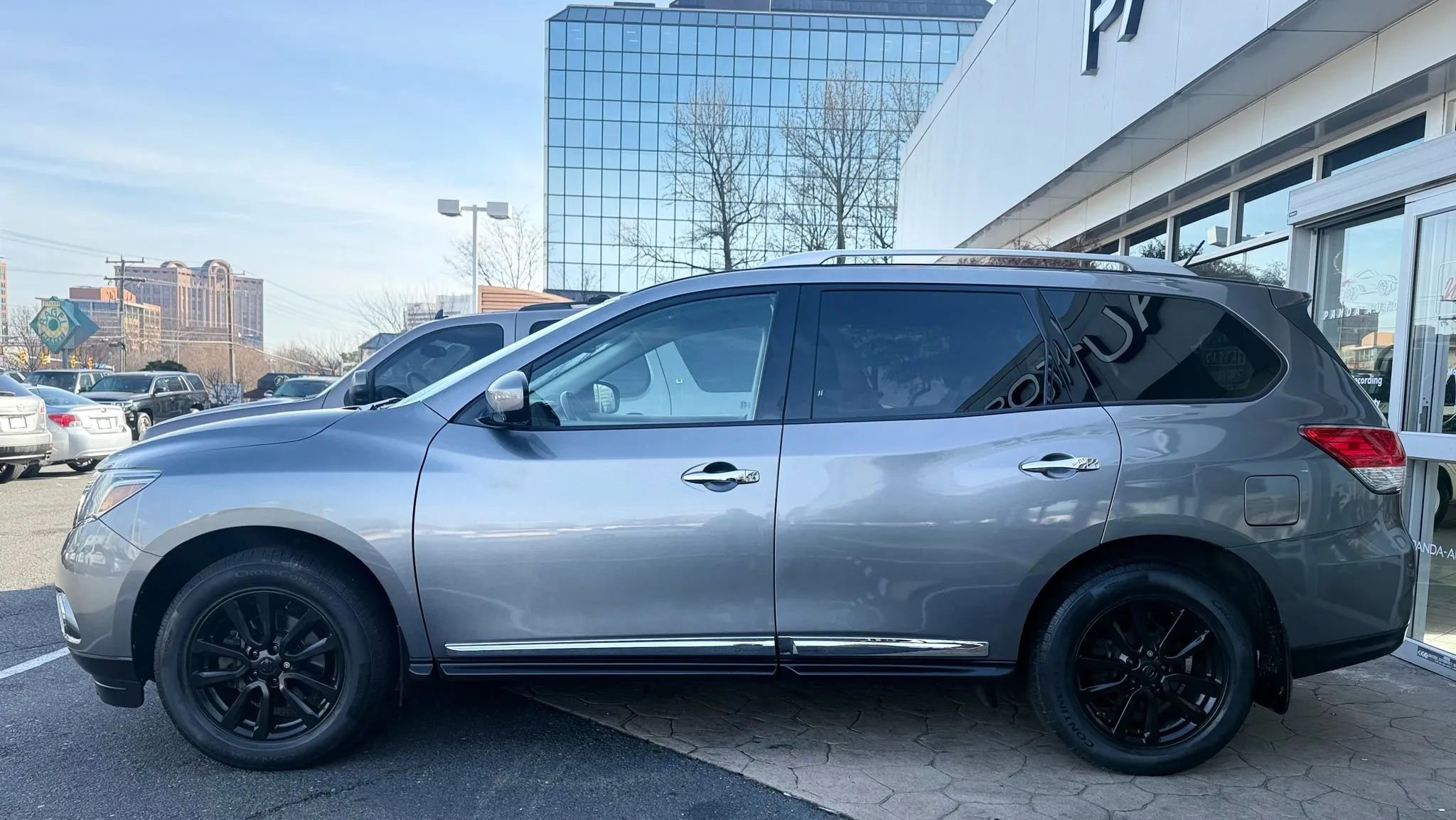 Used 2015 Nissan Pathfinder SL w/ SL Tech Package image 4