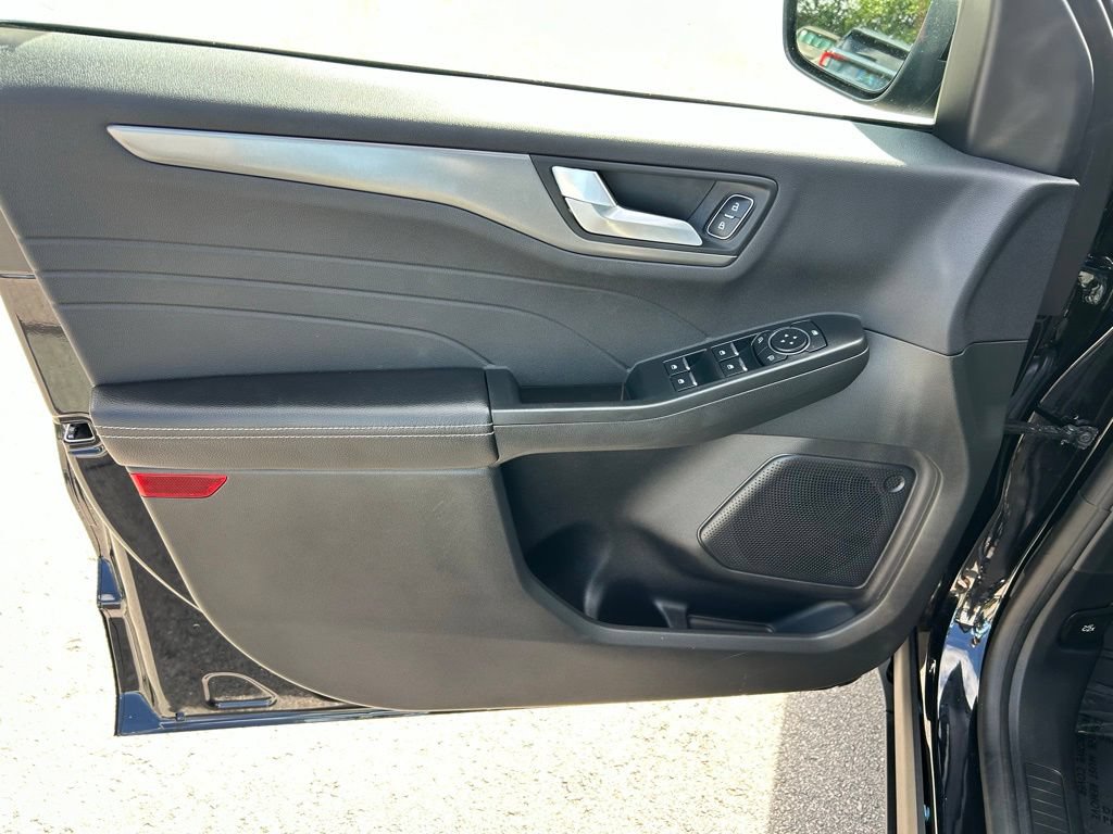 New 2023 Ford Escape SE FWD image 16