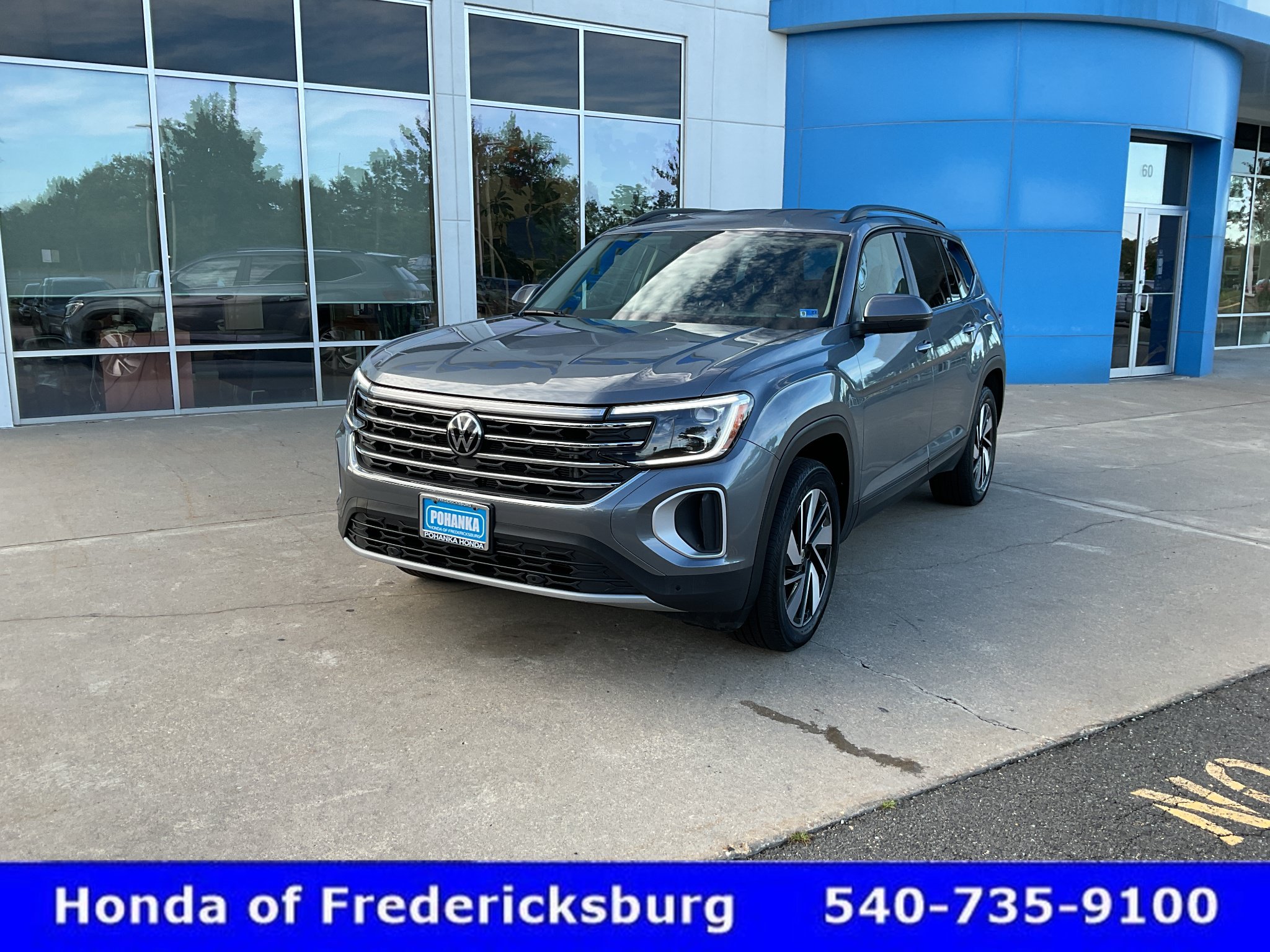 Used 2025 Volkswagen Atlas SE AWD/4WD image 2