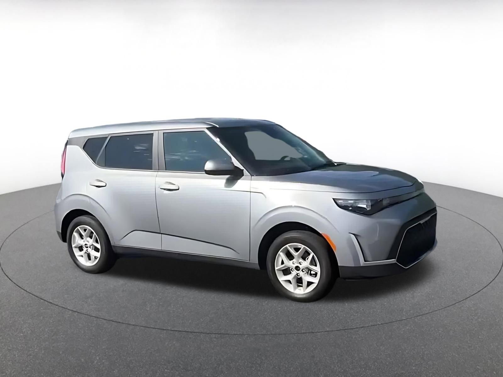 Used 2025 Kia Soul LX w/ LX Technology Package FWD image 2
