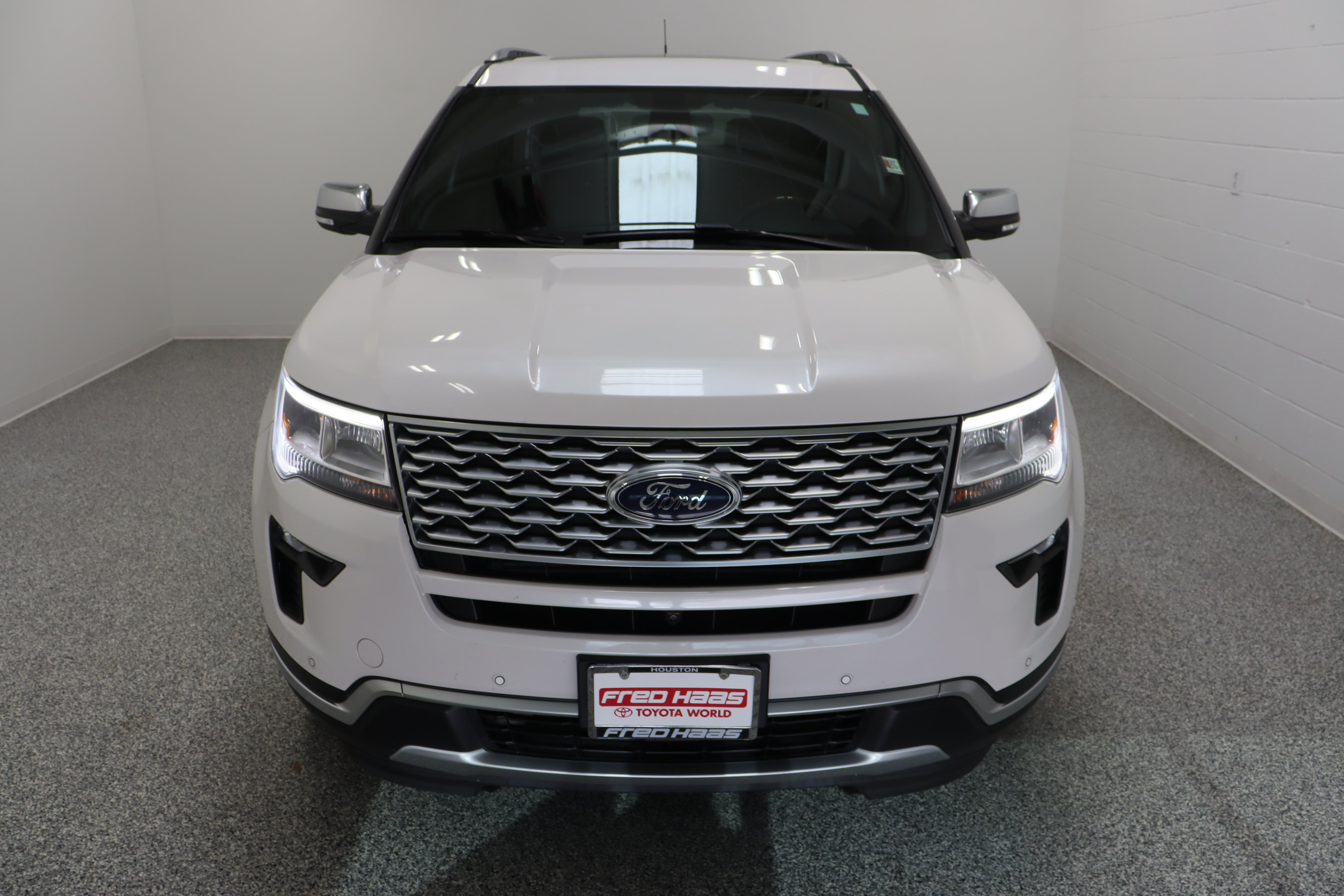 Used 2018 Ford Explorer Platinum AWD/4WD image 3