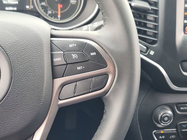 Used 2020 Jeep Cherokee Latitude Plus FWD image 29