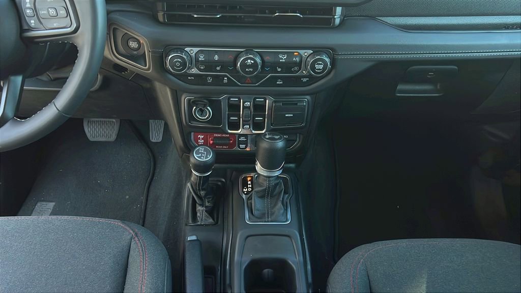 Used 2025 Jeep Wrangler Unlimited Rubicon w/ Convenience Group image 23