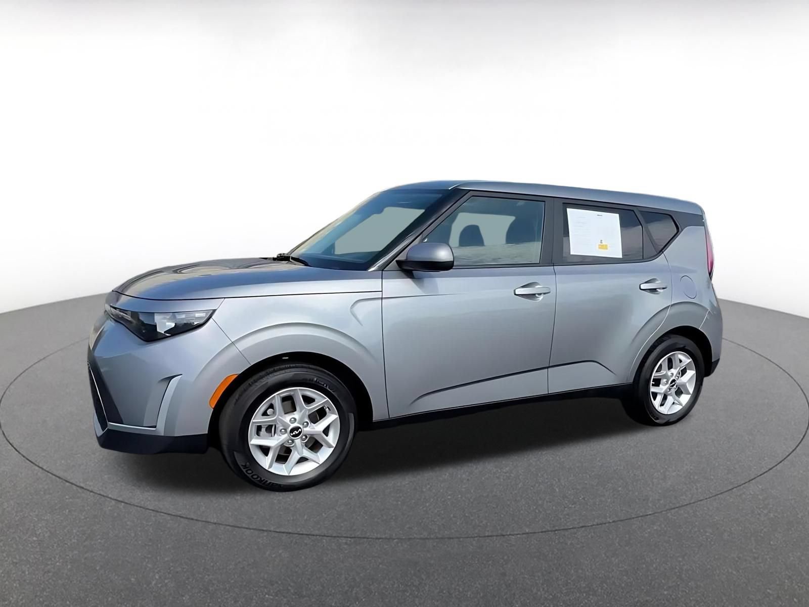 Used 2025 Kia Soul LX w/ LX Technology Package FWD image 8