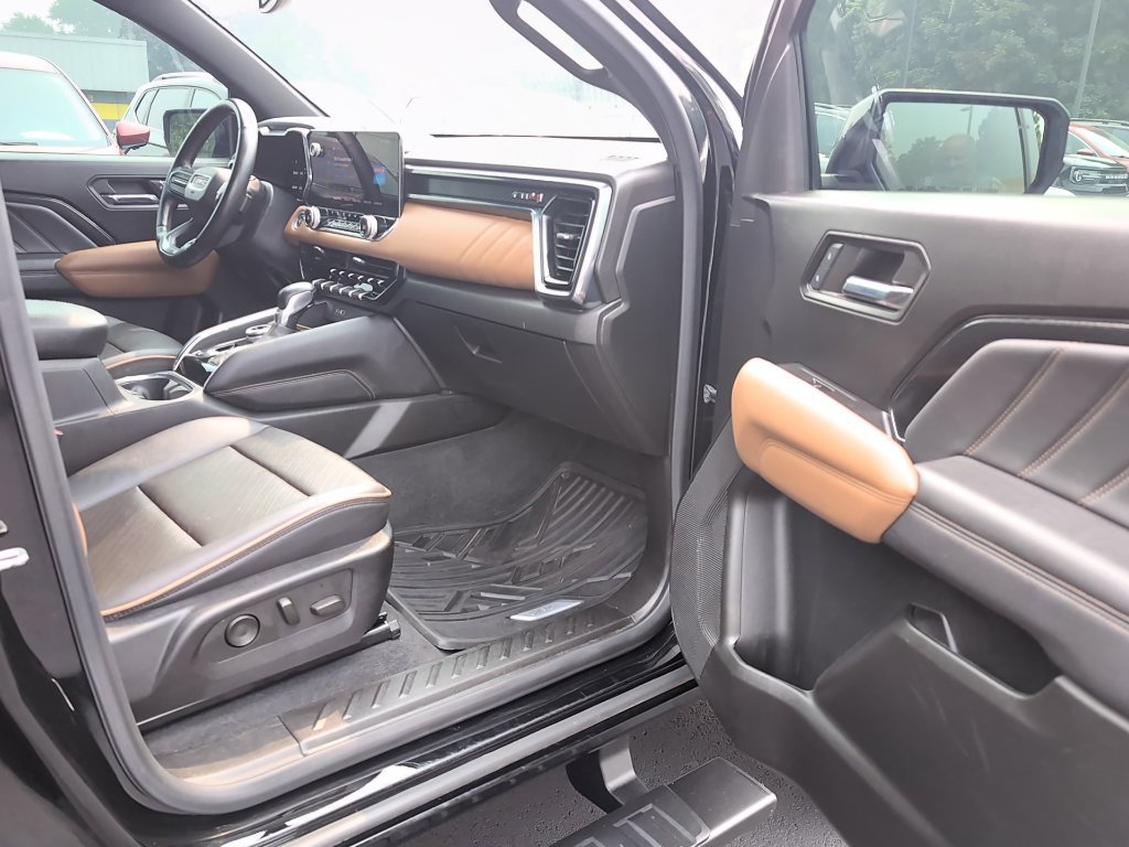 Used 2024 GMC Canyon AT4 w/ AT4 Premium Package AWD/4WD image 8