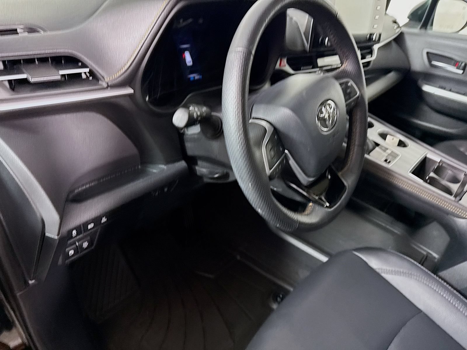 Certified 2022 Toyota Sienna XLE Woodland Edition AWD/4WD image 9