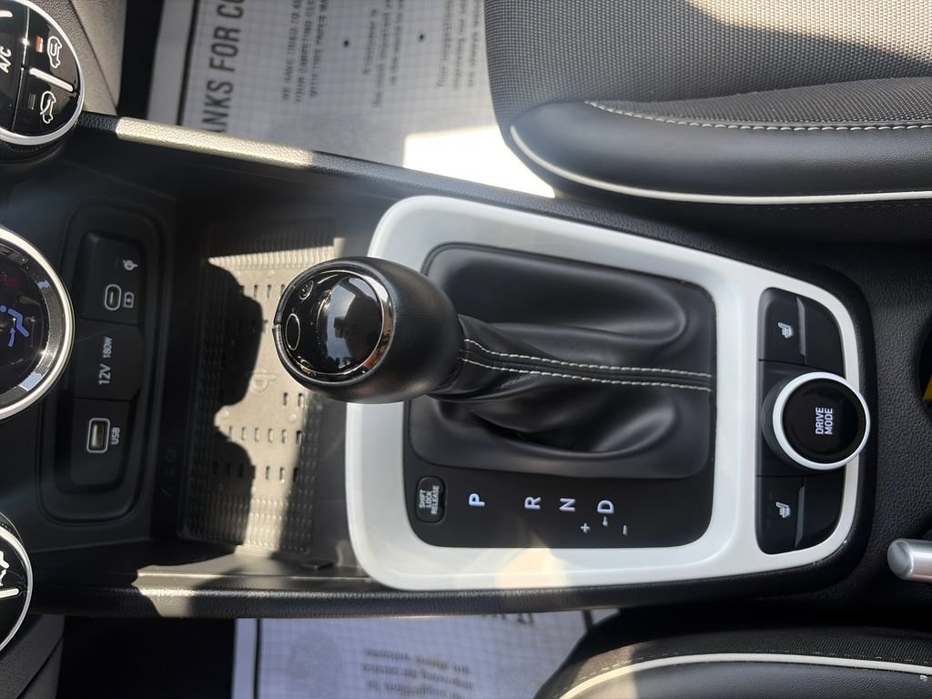 Used 2025 Hyundai Venue Limited FWD image 24