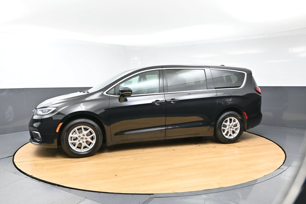 Used 2025 Chrysler Pacifica Select FWD image 5