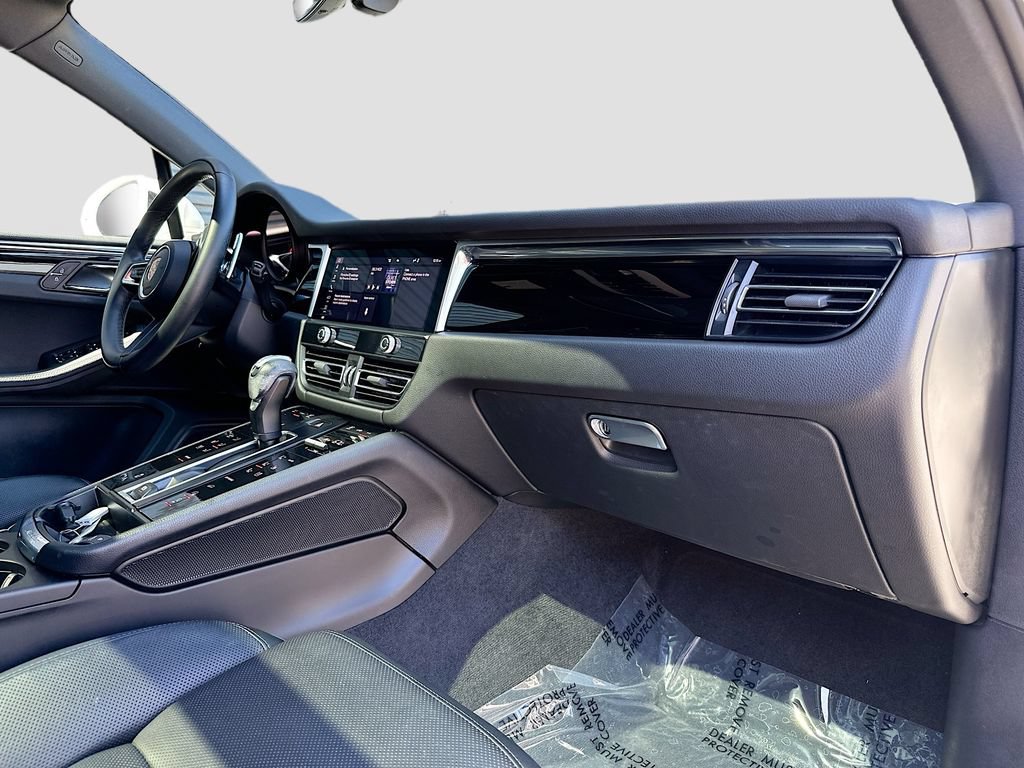 Certified 2023 Porsche Macan AWD/4WD image 31