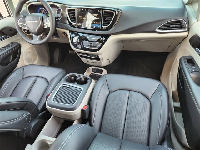 Used 2024 Chrysler Pacifica Touring-L image 23