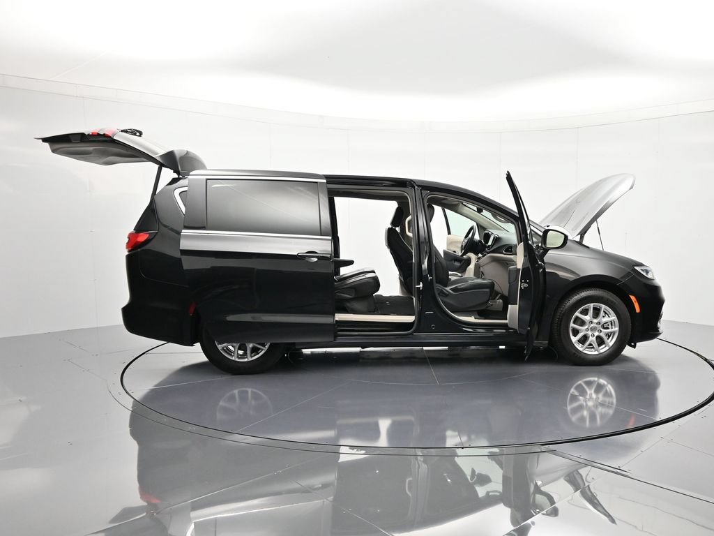 Certified 2023 Chrysler Pacifica Touring-L FWD image 49