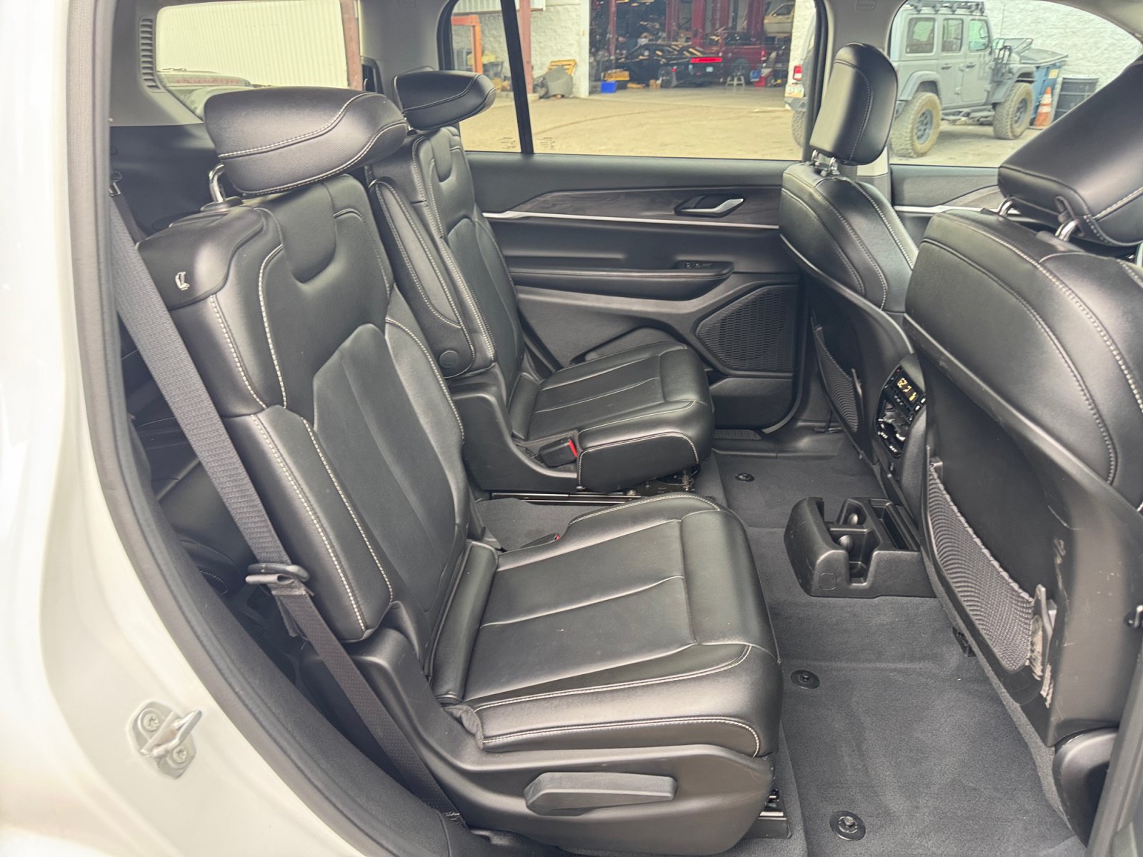 Used 2023 Jeep Grand Cherokee L Limited w/ Black Appearance Package AWD/4WD image 32