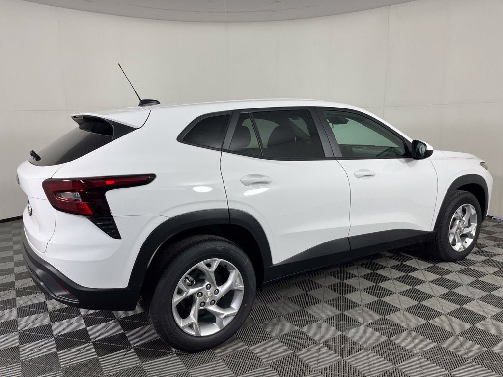 New 2026 Chevrolet Trax LS w/ LS Convenience Package FWD image 3