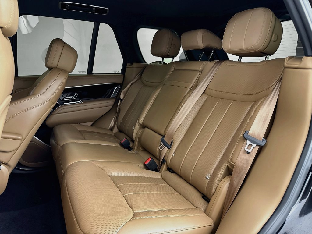 Used 2025 Land Rover Range Rover SE AWD/4WD image 25