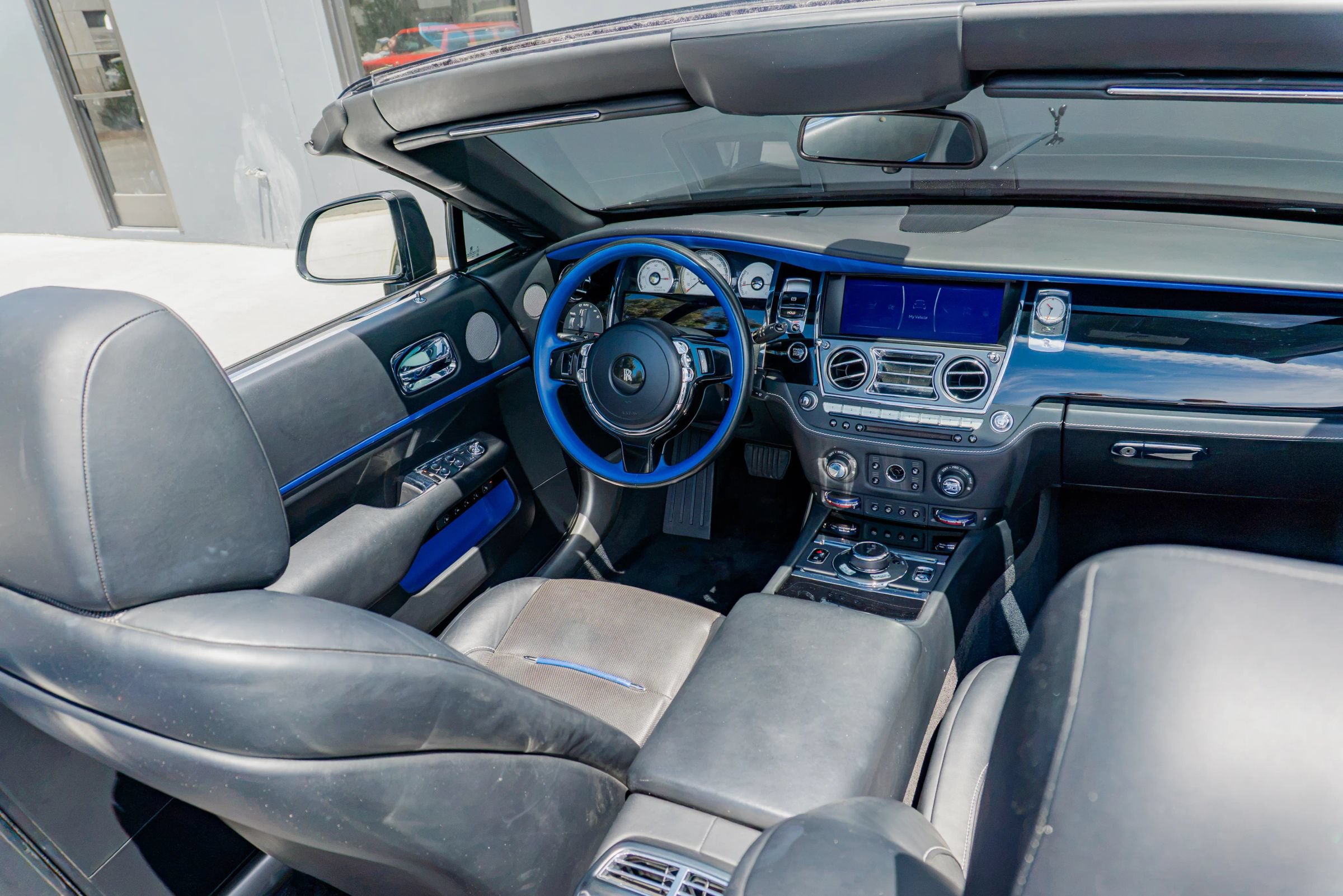Used 2018 Rolls-Royce Dawn RWD image 16