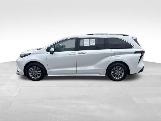 Used 2025 Toyota Sienna XLE FWD image 2