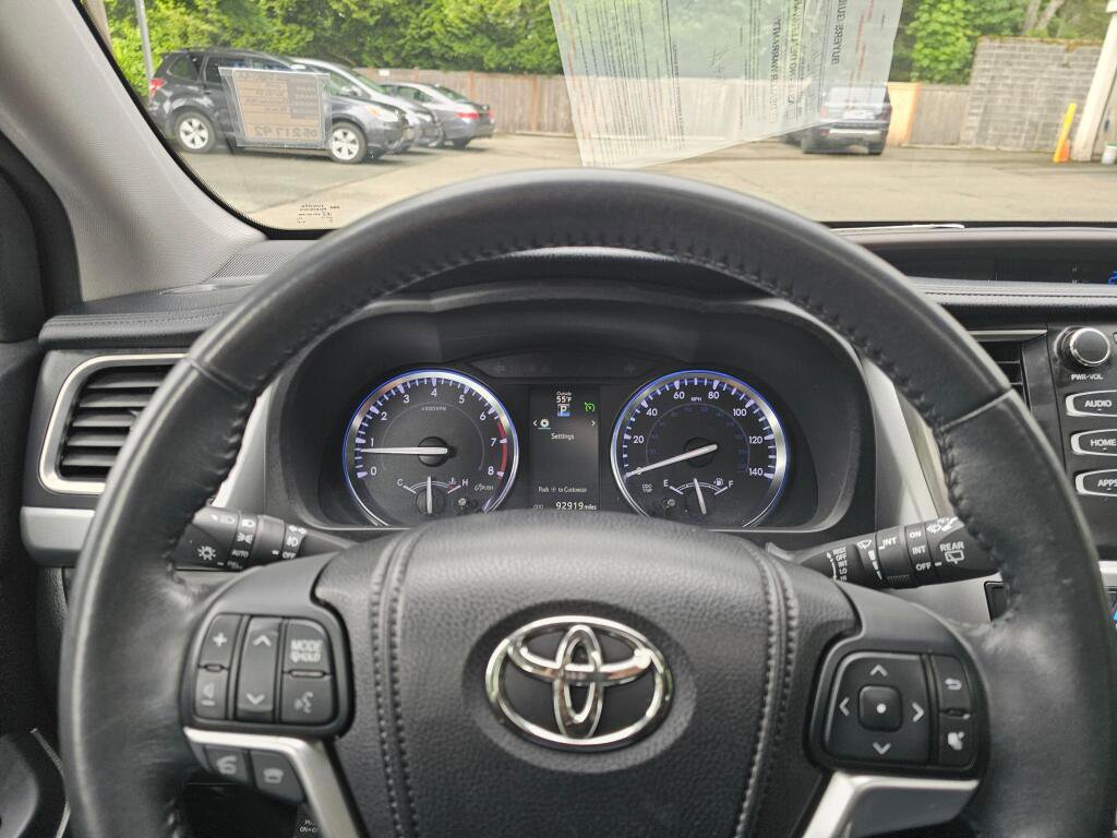 Used 2015 Toyota Highlander XLE AWD/4WD image 25