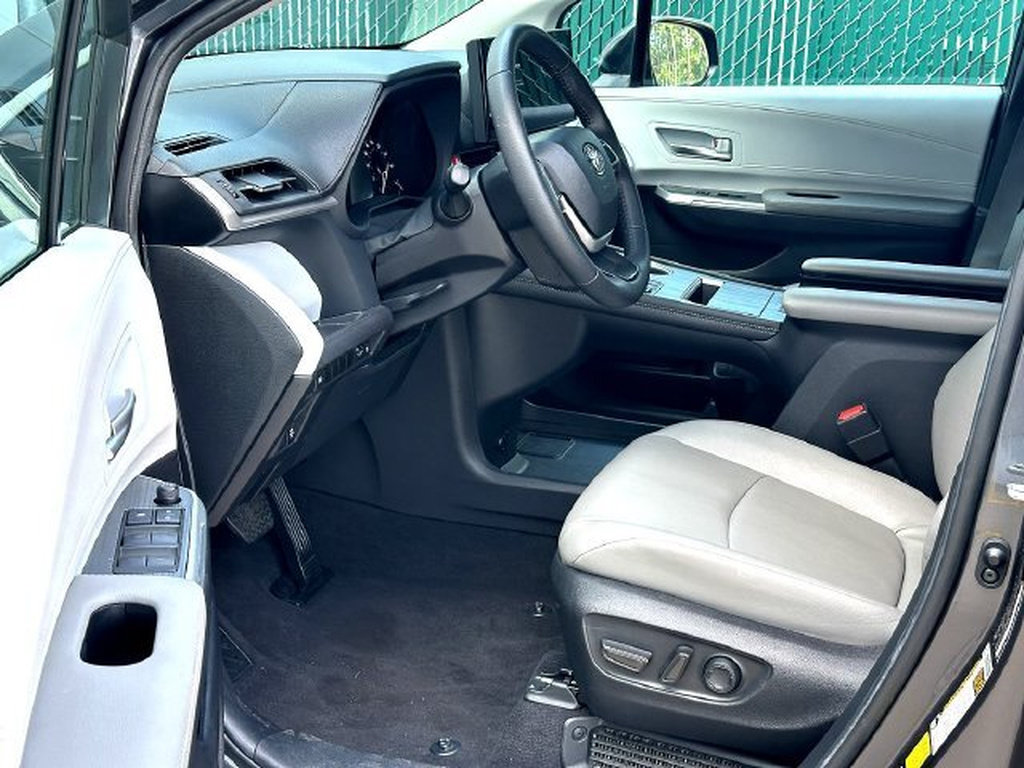 Used 2025 Toyota Sienna XLE FWD image 10
