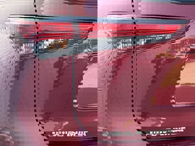 Used 2023 Toyota Highlander XLE image 6