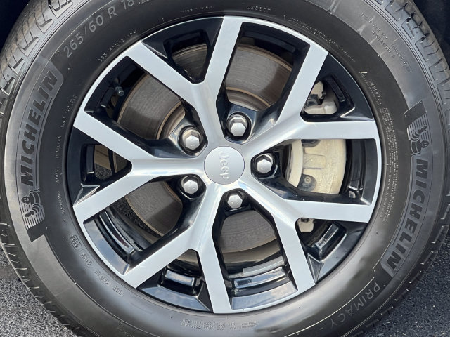Used 2023 Jeep Grand Cherokee L Limited AWD/4WD image 9