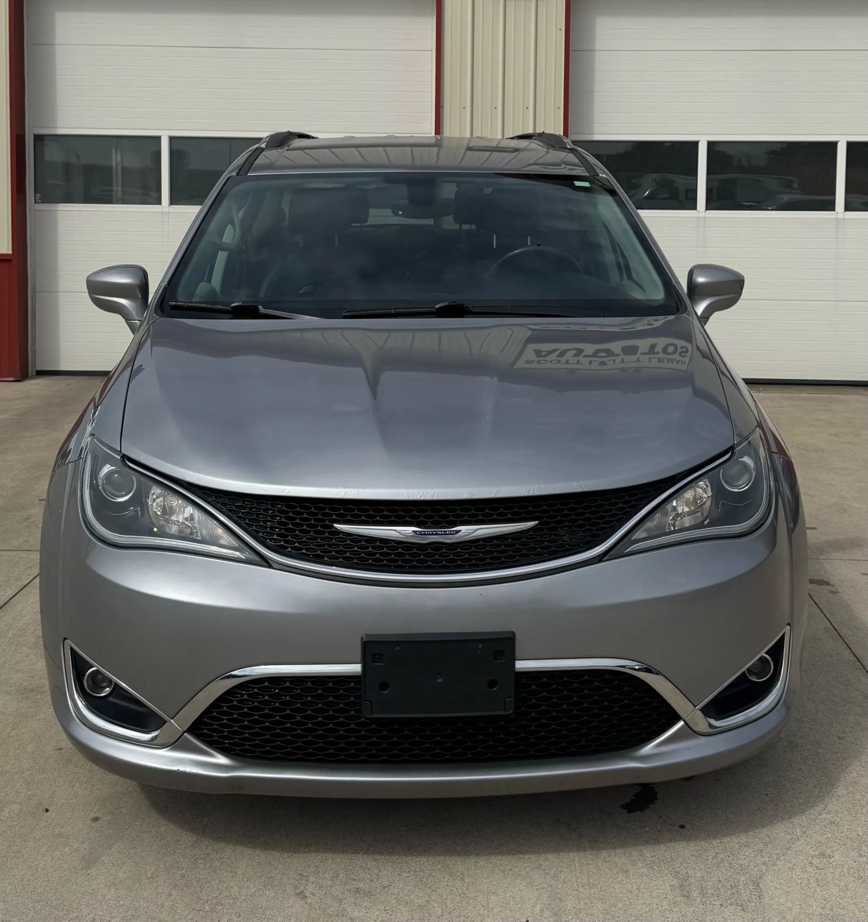 Used 2019 Chrysler Pacifica Touring-L FWD image 2