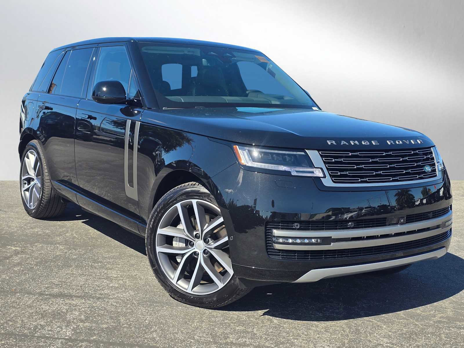 New 2025 Land Rover Range Rover SE image 1